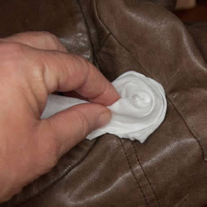 Pack of 24 IBA Nourishing Leather Wipes
