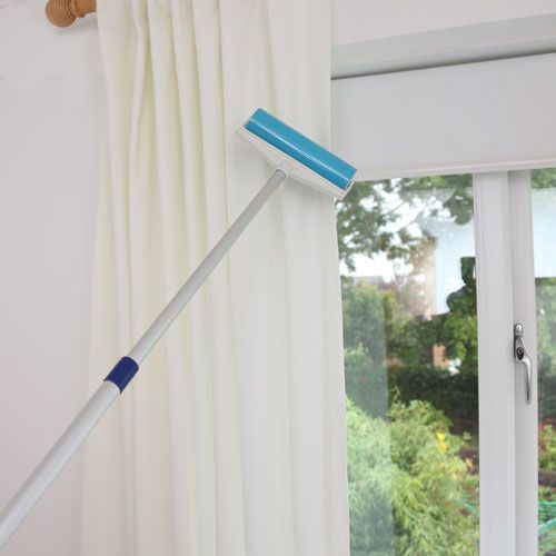 Washable lint roller with a long telescopic handle & £12&99