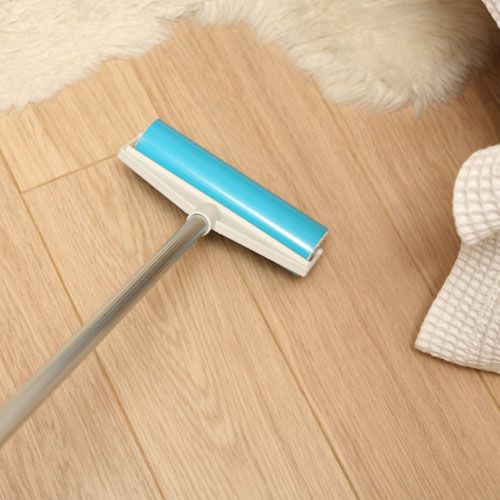 Washable lint roller with a long telescopic handle & £12&99